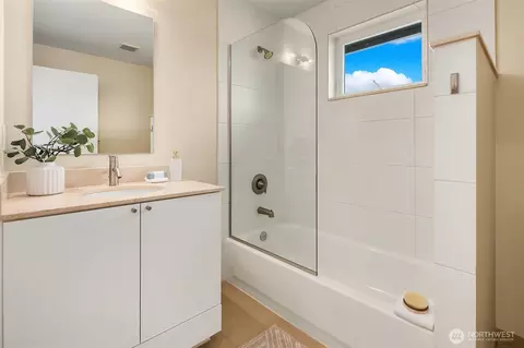 Bath - 205 27th Ave E #C, Seattle, WA 98112 photo 2 of 4
