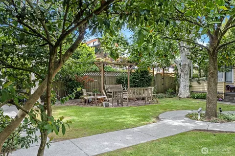 Exterior - 2122 E Pine St, Seattle, WA 98122 photo 3 of 4