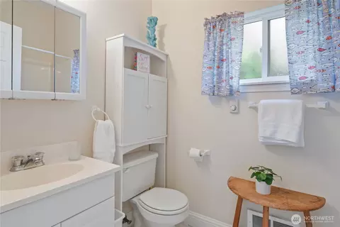 Bath - 7610 E Grapeview Loop Rd, Allyn, WA 98524 photo 1 of 2