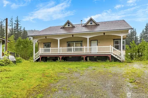 8365 Holly Ln, Maple Falls, WA 98266