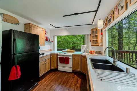Kitchen - 352 Craig Rd, Packwood, WA 98361 photo 6 of 6
