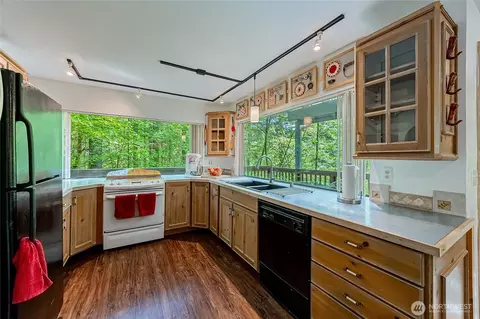 Kitchen - 352 Craig Rd, Packwood, WA 98361 photo 1 of 6