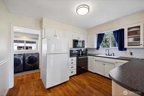 Kitchen - 8429 Nooksack Rd, Everson, WA 98247 photo 2 of 4