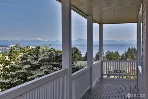 4638 Tanner View Dr, Clinton, WA 98236