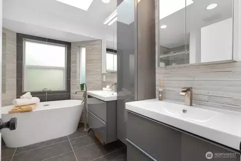 Bath - 4525 244th St SE, Bothell, WA 98021 photo 2 of 4