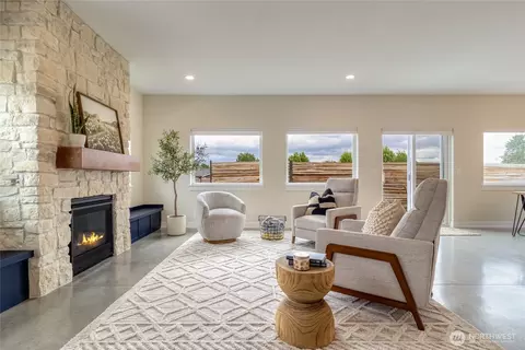 Living - 2136 Solara Ln, Walla Walla, WA 99362 photo 2 of 3
