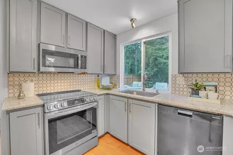 Kitchen - 19621 10th Dr SE, Bothell, WA 98012 photo 3 of 4