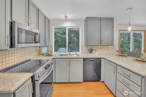 Kitchen - 19621 10th Dr SE, Bothell, WA 98012 photo 2 of 4