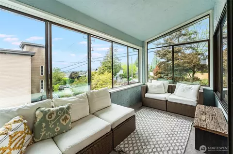 135 N 46th St #402, Seattle, WA 98103