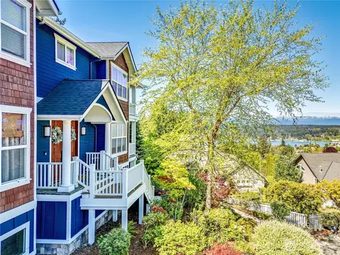 18415 13th Ave NE, Poulsbo, WA 98370