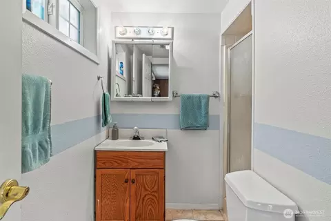 Bath - 126 E Canyon View Dr, Longview, WA 98632 photo 3 of 3