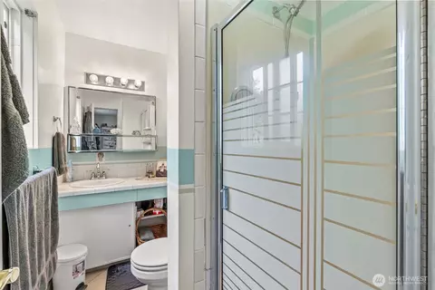 Bath - 126 E Canyon View Dr, Longview, WA 98632 photo 2 of 3