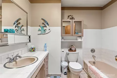 Bath - 126 E Canyon View Dr, Longview, WA 98632 photo 1 of 3