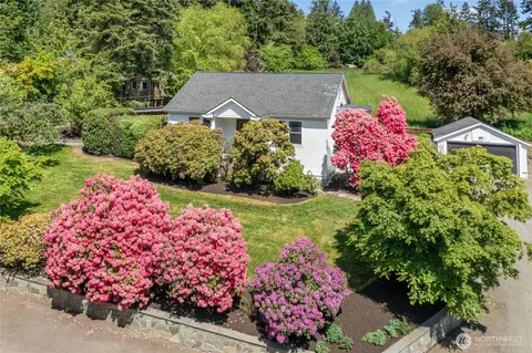9850 Pine St NE, Bainbridge Island, WA 98110