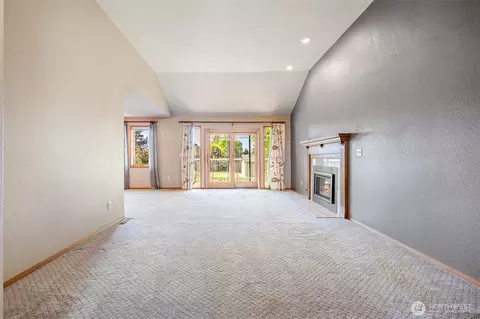 Living - 8920 Franklin Rd, Pasco, WA 99301 photo 4 of 6
