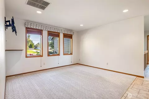 Living - 8920 Franklin Rd, Pasco, WA 99301 photo 2 of 6