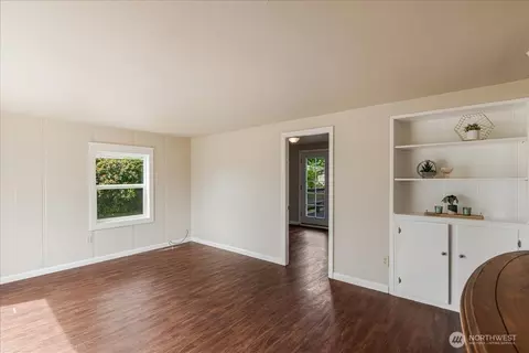 Living - 3270 Pine St, Longview, WA 98632 photo 3 of 5