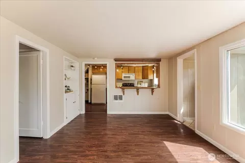 Living - 3270 Pine St, Longview, WA 98632 photo 5 of 5