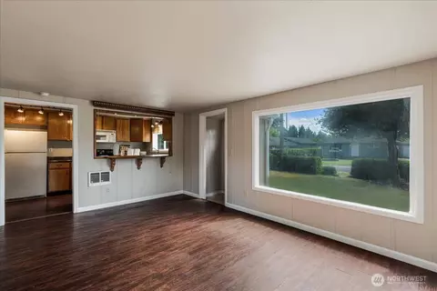 Living - 3270 Pine St, Longview, WA 98632 photo 2 of 5
