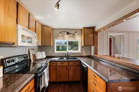 Kitchen - 3270 Pine St, Longview, WA 98632 photo 2 of 2
