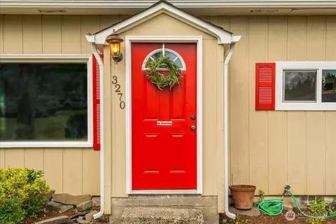 Entry Way - 3270 Pine St, Longview, WA 98632 photo 1 of 2