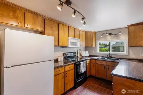 Kitchen - 3270 Pine St, Longview, WA 98632 photo 1 of 2