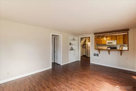 Living - 3270 Pine St, Longview, WA 98632 photo 4 of 5