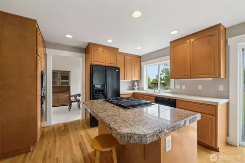 Kitchen - 1855 Shanon Ln, Enumclaw, WA 98022 photo 2 of 3