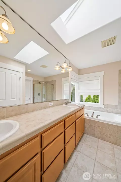 Bath - 1855 Shanon Ln, Enumclaw, WA 98022 photo 2 of 4