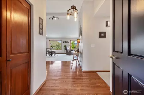 Entry Way - 35 Chestnut St, Chelan, WA 98816 photo 2 of 2