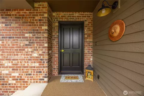 Entry Way - 35 Chestnut St, Chelan, WA 98816 photo 1 of 2