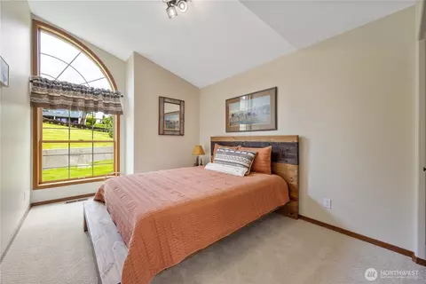 Bedroom - 35 Chestnut St, Chelan, WA 98816 photo 2 of 4