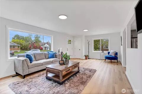 Living - 1456 Pioneer St, Enumclaw, WA 98022 photo 3 of 3