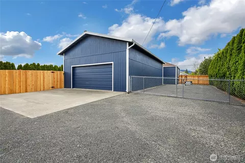 Exterior - 1456 Pioneer St, Enumclaw, WA 98022 photo 6 of 9