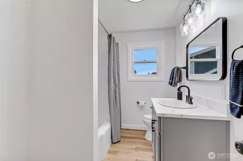 Bath - 1456 Pioneer St, Enumclaw, WA 98022 photo 2 of 2