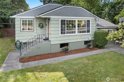 706 4th St NE, Puyallup, WA 98372