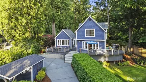 8886 Woodbank Dr NE, Bainbridge Island, WA 98110