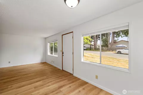 2020 E 15th St, Bremerton, WA 98310 photo 5