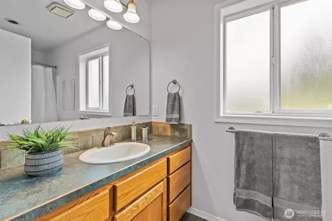 Bath - 2423 Viewcrest Ave, Everett, WA 98203 photo 3 of 3