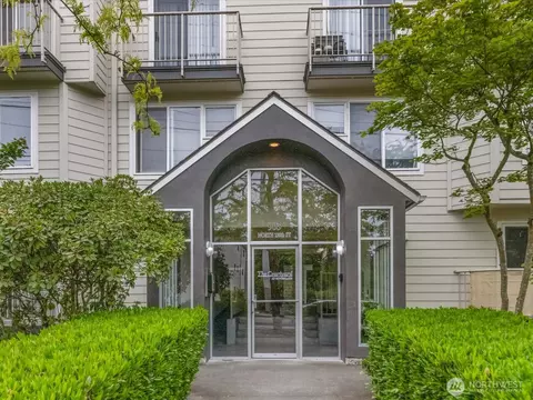 903 N 130th St #301, Seattle, WA 98133