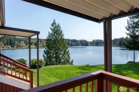 2776 Mission Lake Shore Dr W, Bremerton, WA 98312