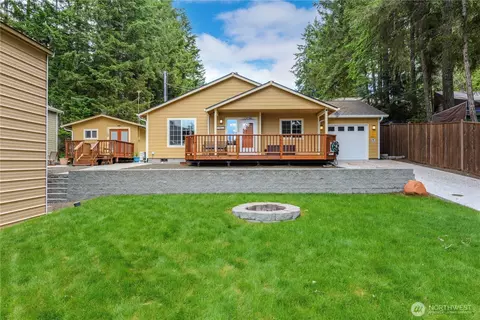 320 E Lakeview Dr, Grapeview, WA 98546