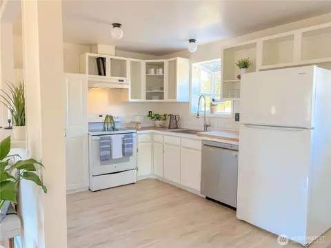Kitchen - 301 Seattle St E, Rainier, WA 98576 photo 2 of 3