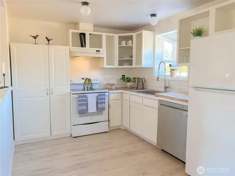 Kitchen - 301 Seattle St E, Rainier, WA 98576 photo 3 of 3