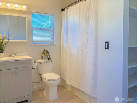 Bath - 301 Seattle St E, Rainier, WA 98576 photo 2 of 2