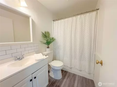 Bath - 301 Seattle St E, Rainier, WA 98576 photo 1 of 2