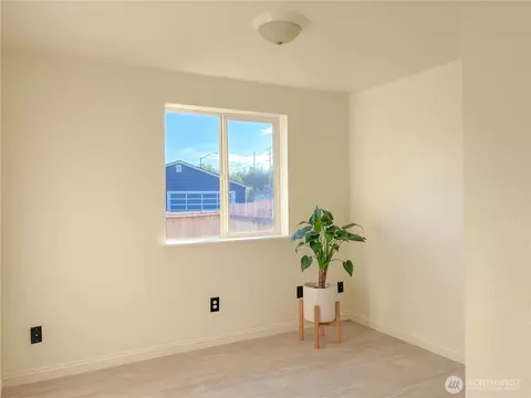Bedroom - 301 Seattle St E, Rainier, WA 98576 photo 2 of 2