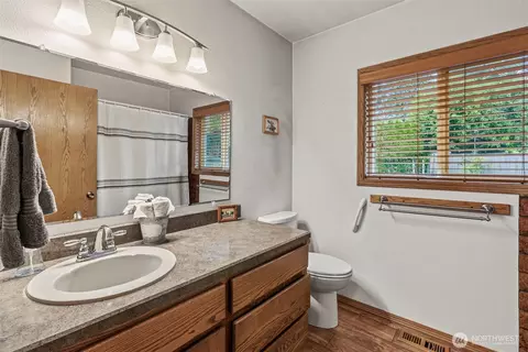 Bath - 58 Pacific Pl, Longview, WA 98632 photo 1 of 2