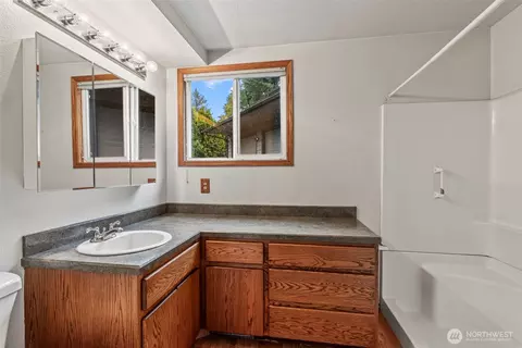 Bath - 58 Pacific Pl, Longview, WA 98632 photo 2 of 2