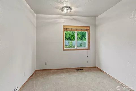 Bedroom - 58 Pacific Pl, Longview, WA 98632 photo 3 of 8